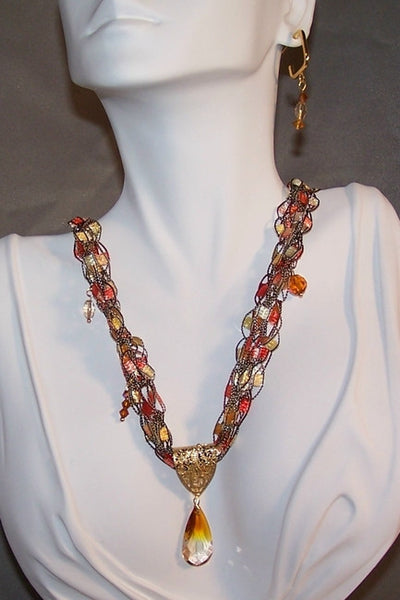 Earth on Trellice Yarn Necklace Set